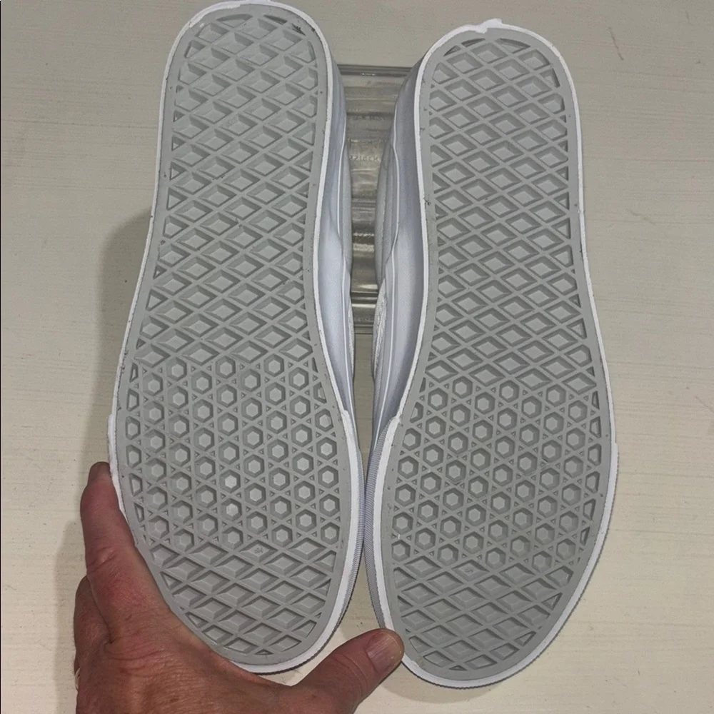 NWOT Vans White Classic Slip-On sneakers. Men's 6.5, Women's 8. Timeless style! - Picture 6 of 8